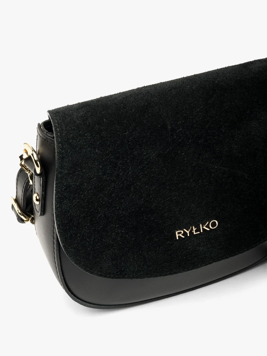 Mała, czarna torebka ze złotymi dodatkami