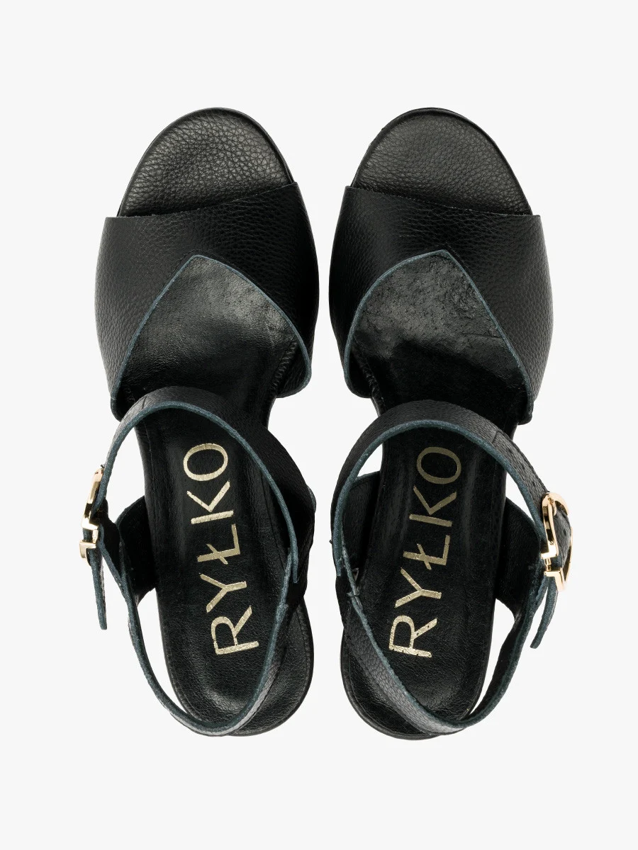 Czarne sandały na drewnianym słupku