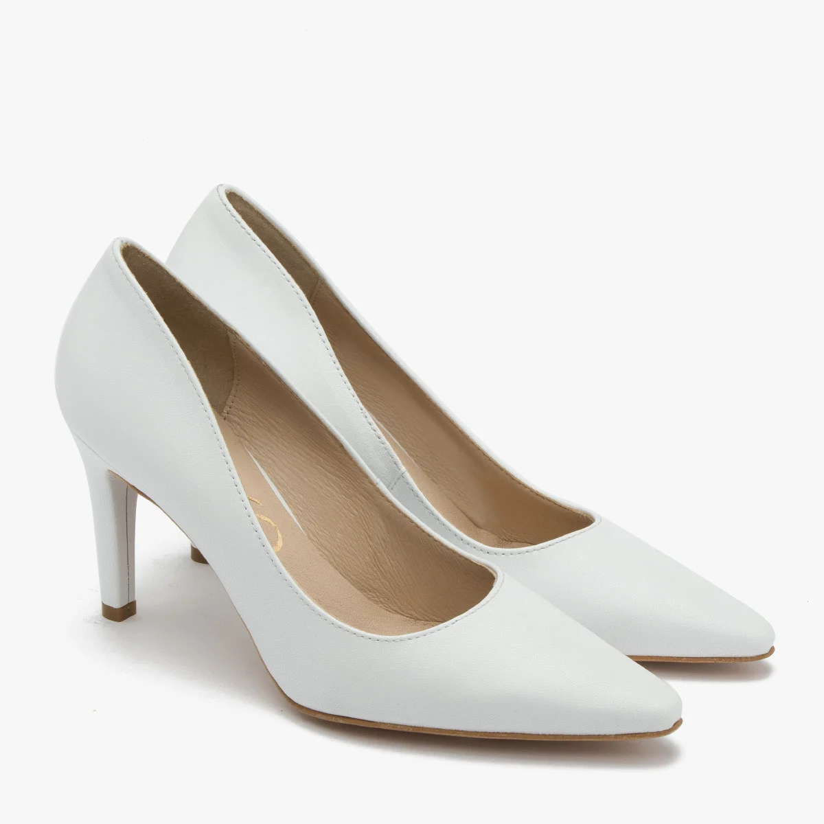 Białe czółenka na szpilce