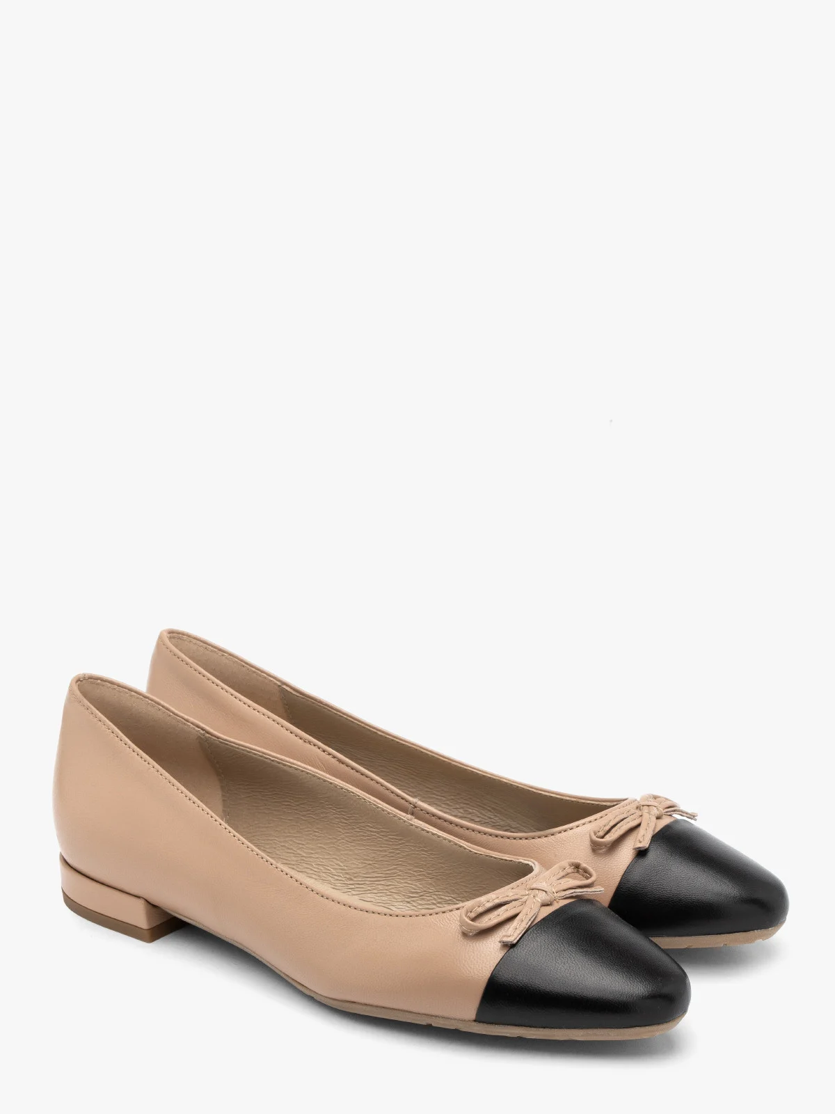 Beżowo-czarne baleriny na niskim obcasie