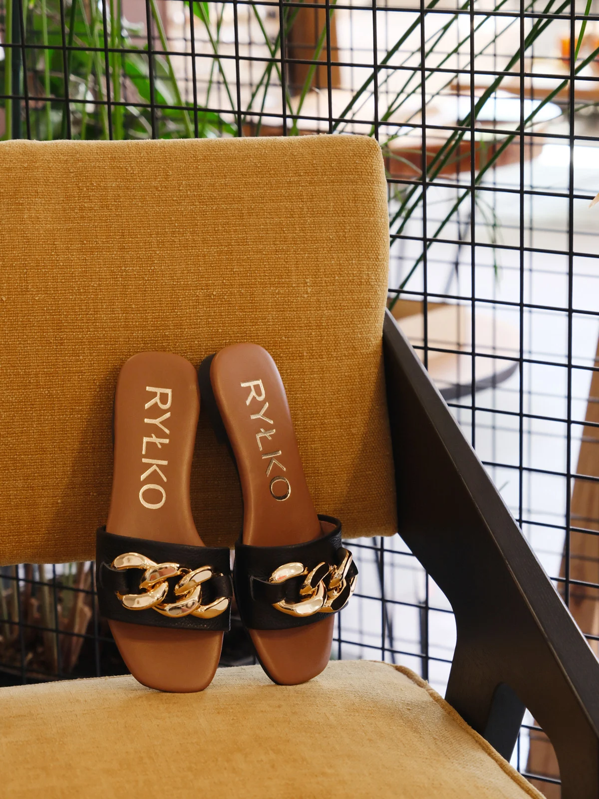 Czarne klapki ze złotym łańcuchem