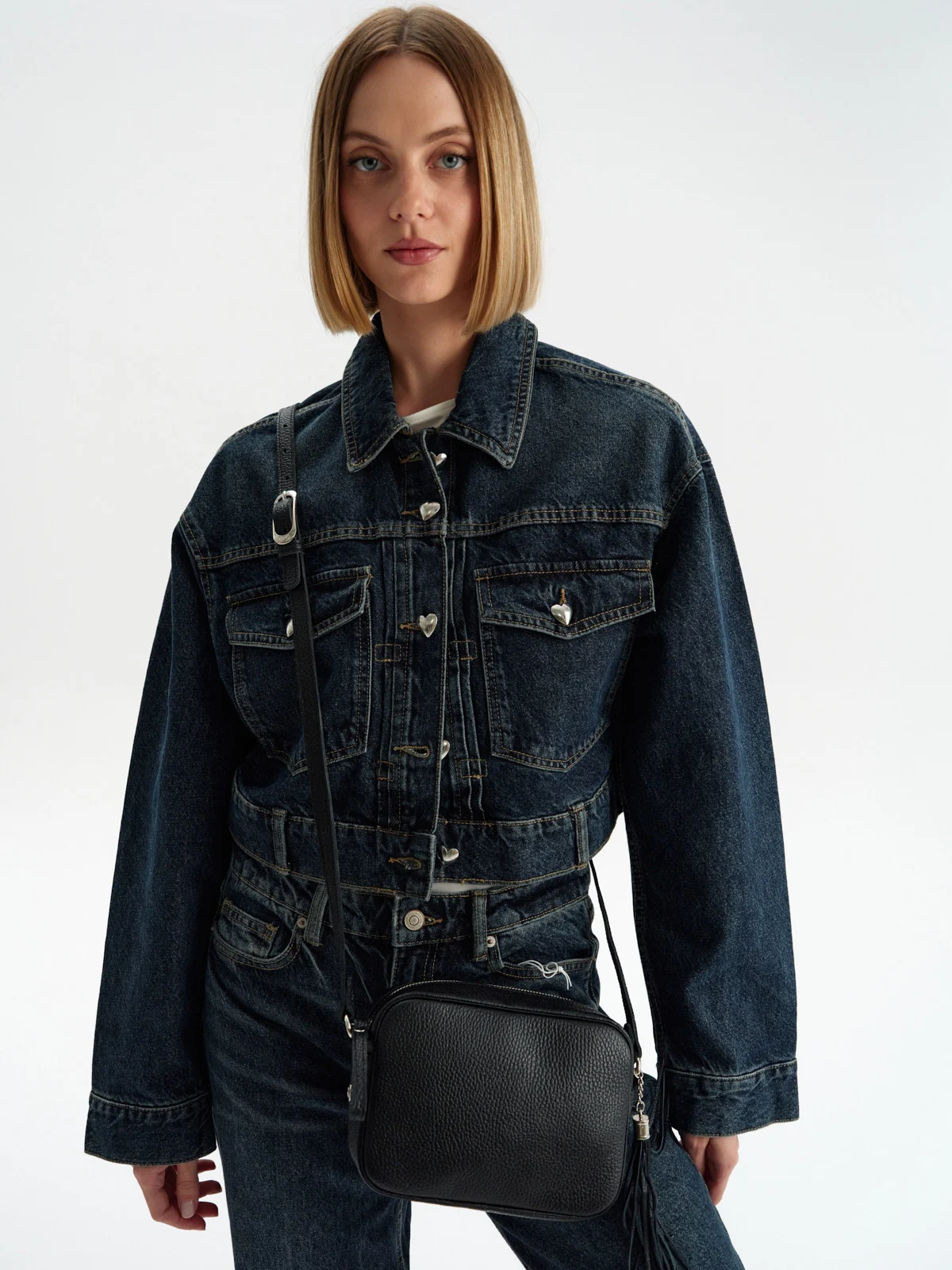 Mała, czarna torebka z frędzlem