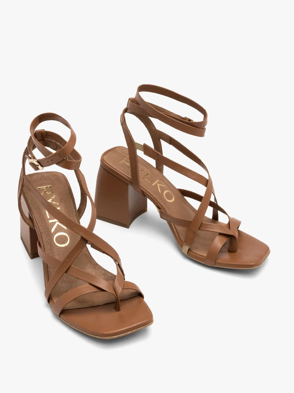 Jasnobrązowe sandały typu japonki na masywnym obcasie