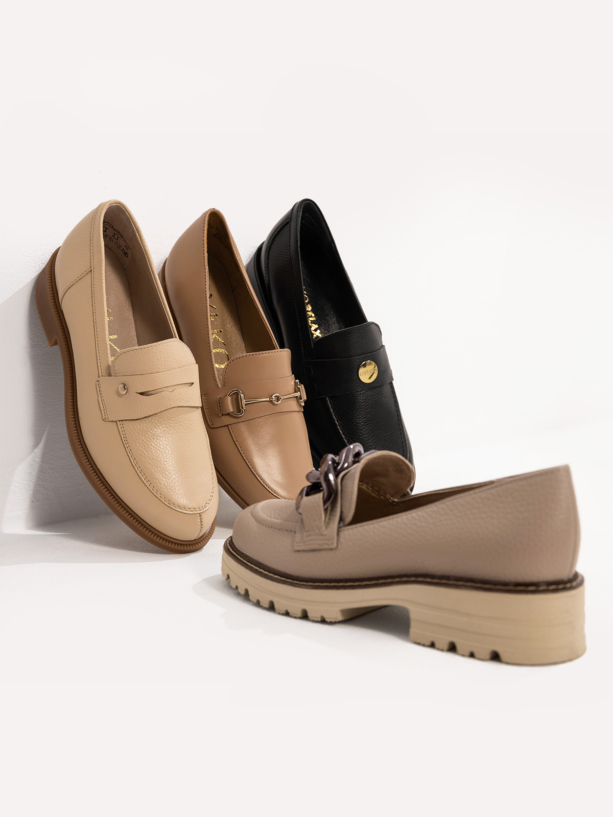 Beżowe mokasyny z ozdobnym łańcuchem