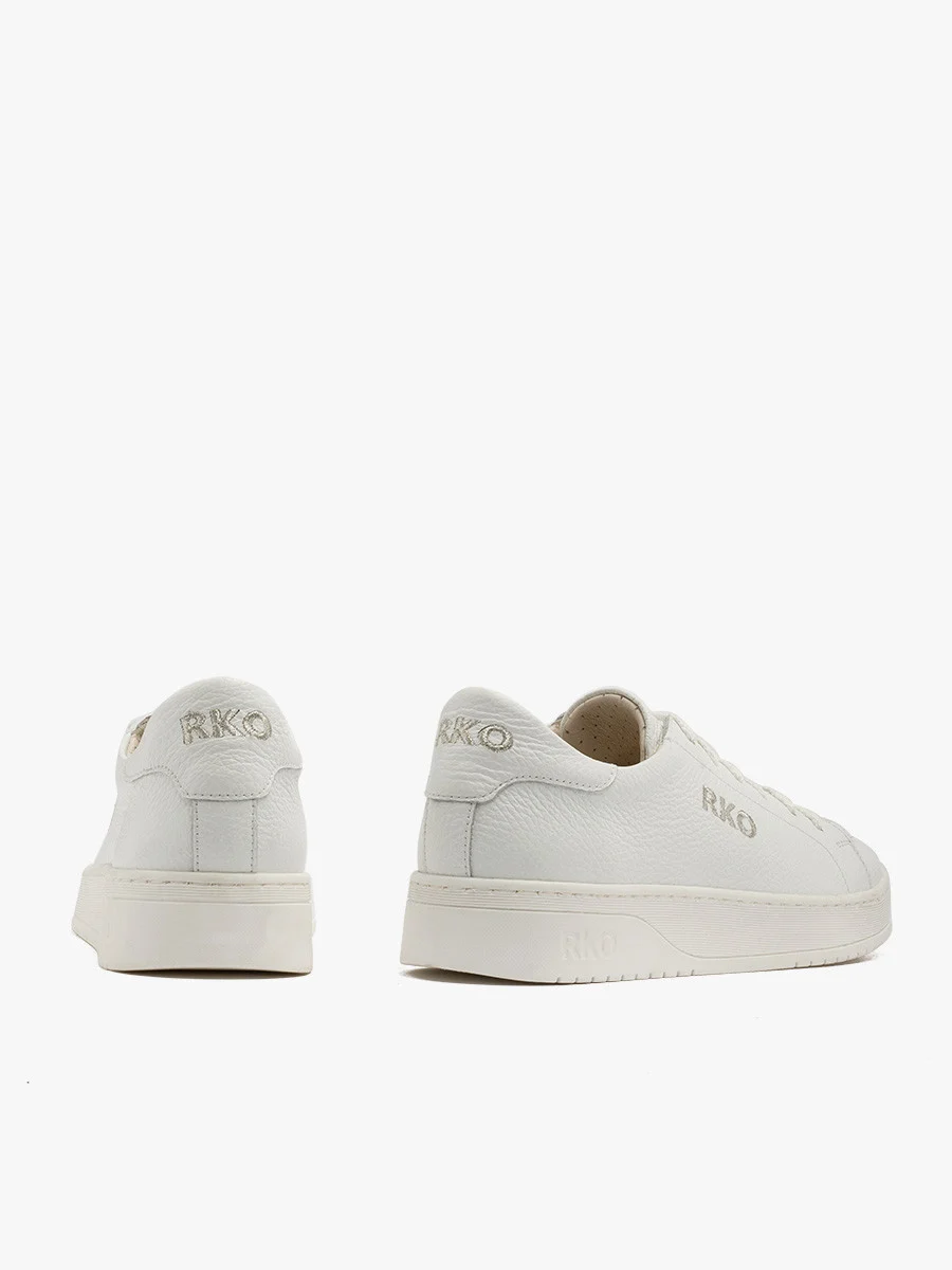 Białe sportowe półbuty ze srebrnym logo