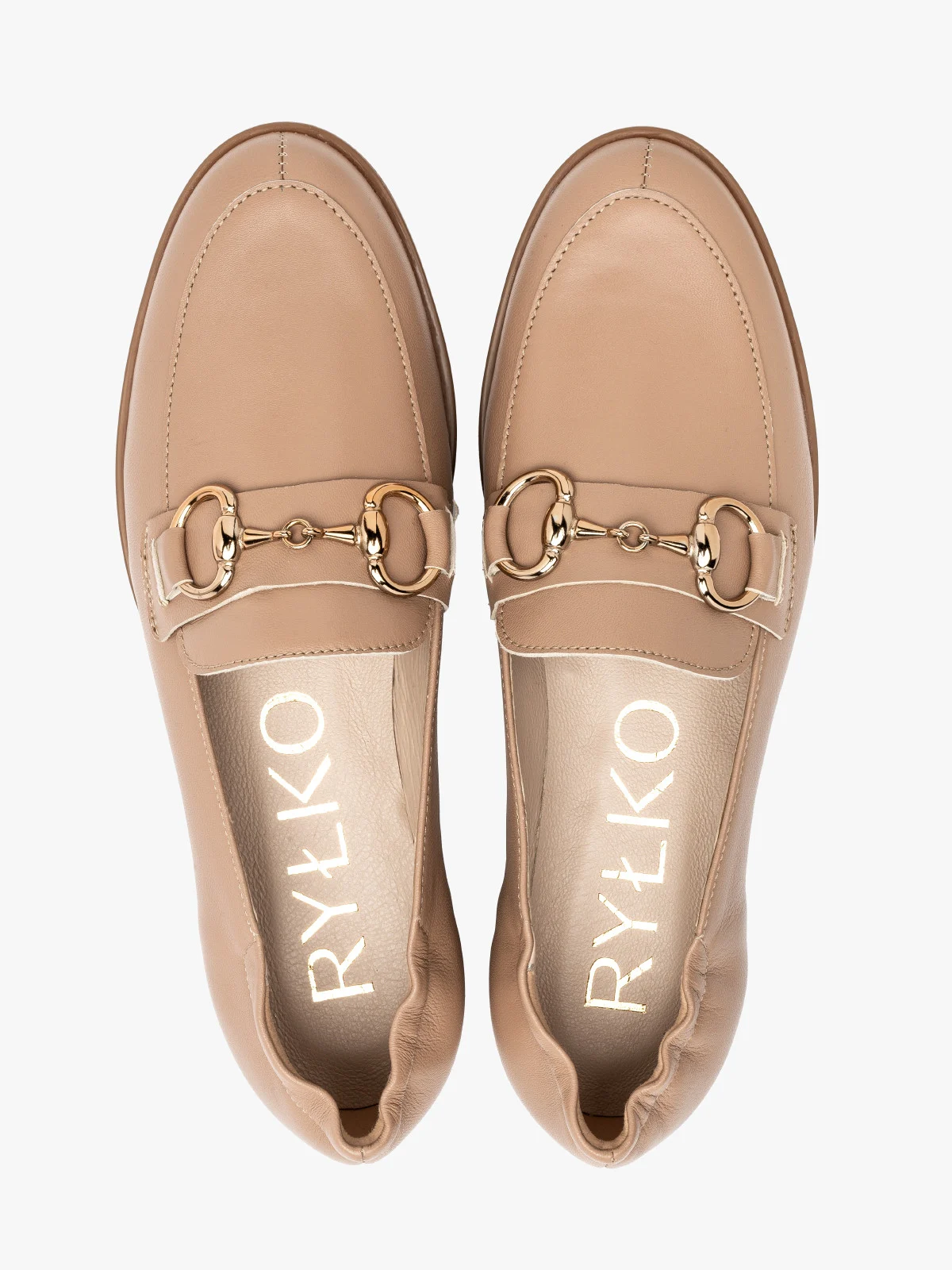 Beżowy mokasyn z miedzianą ozdobą na cholewce