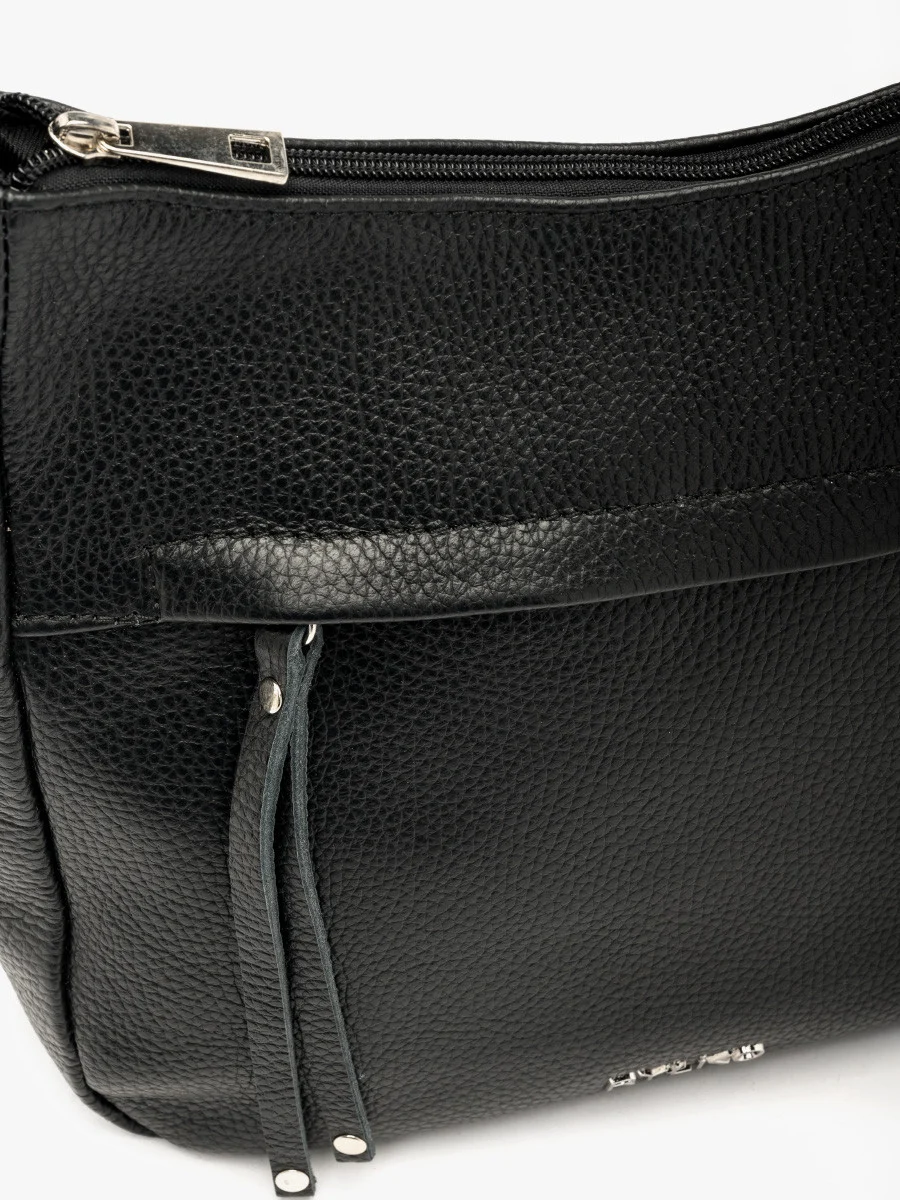 Czarna torebka średniej wielkości