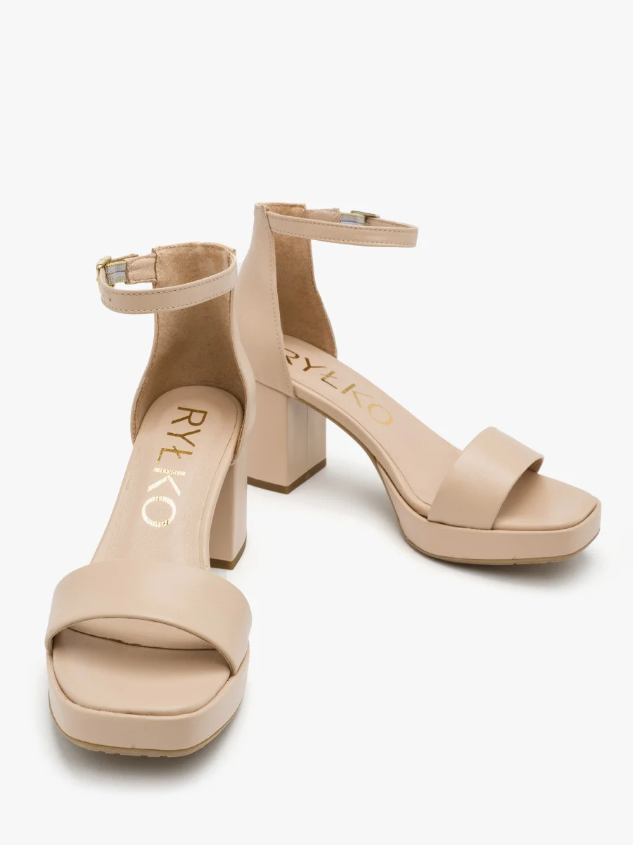 Beżowe sandały na masywnym obcasie i balu