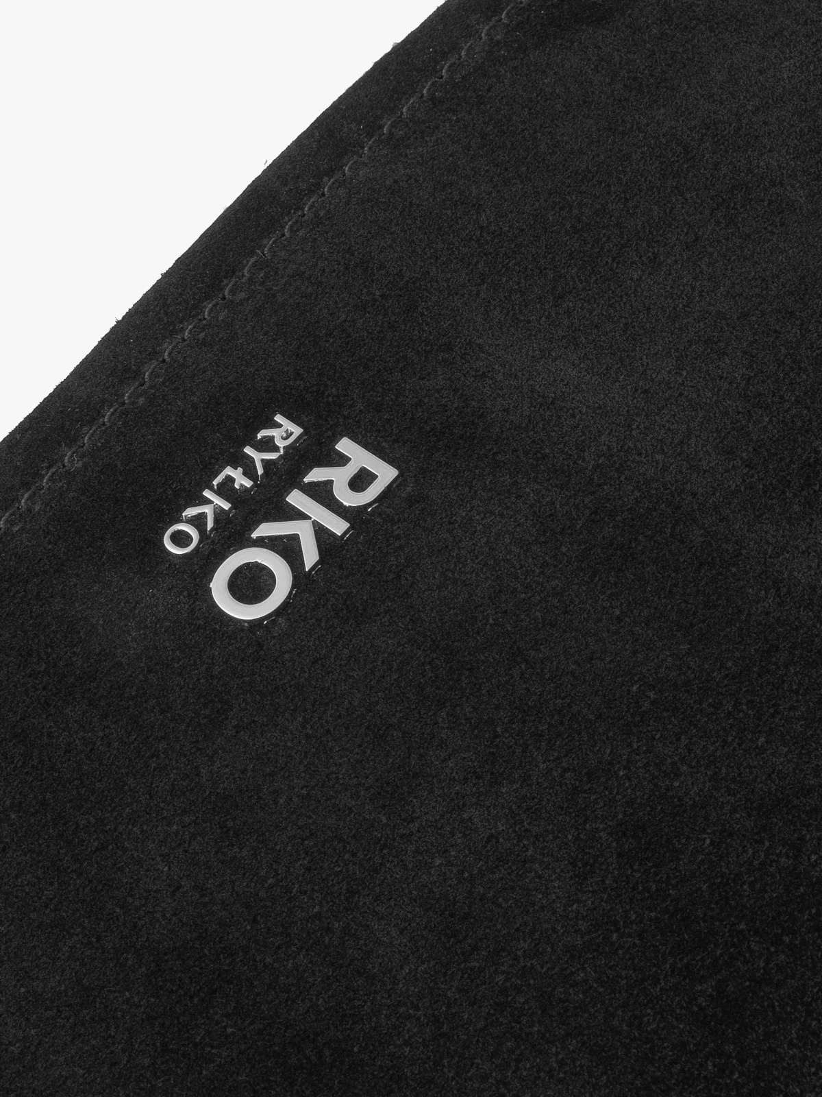 Czarna torebka listonoszka średniej wielkości