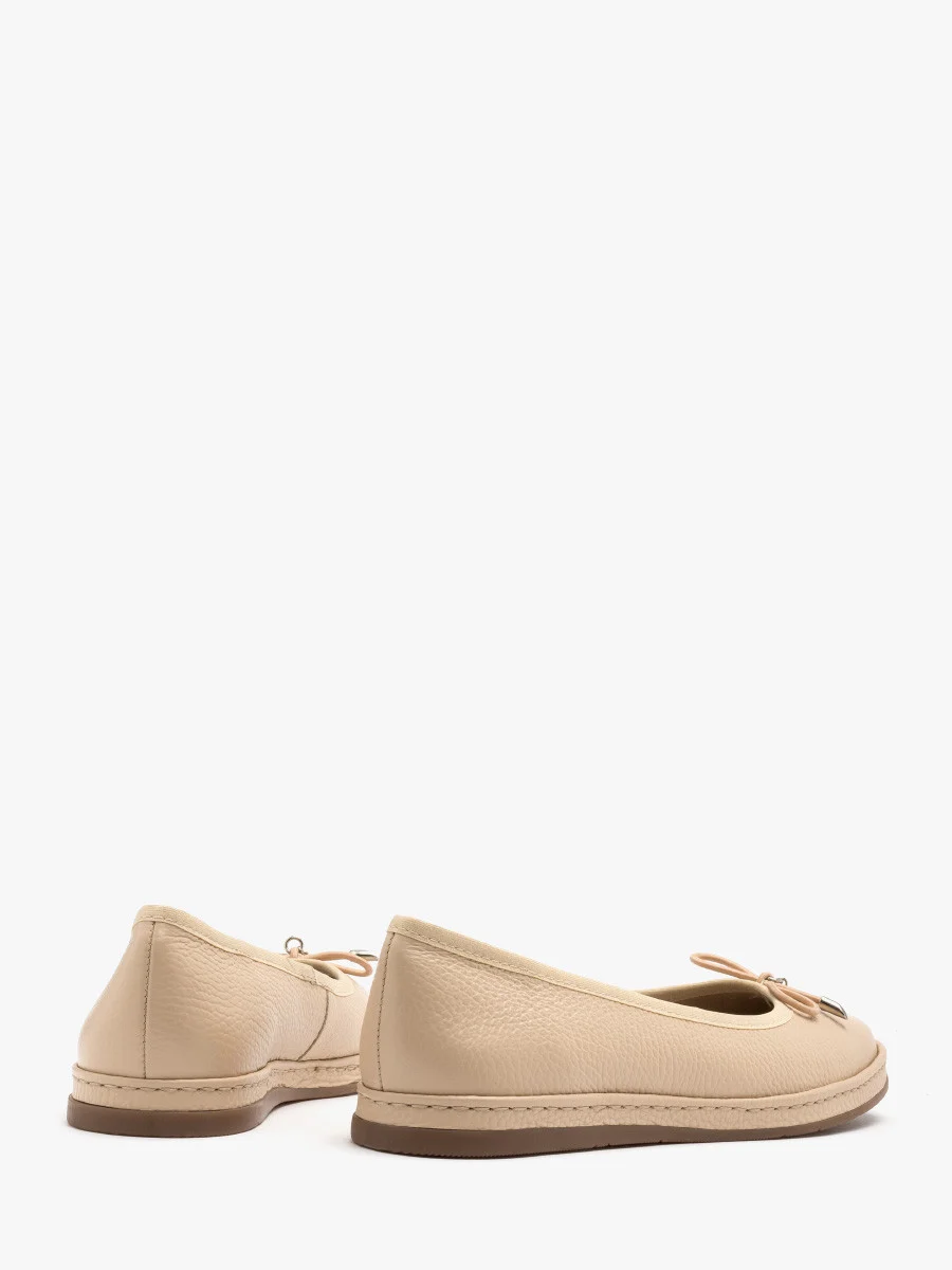 Beżowe baleriny z ozdobną kokardką