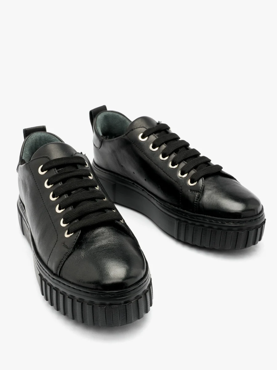 CZARNE PÓŁBUTY NA LEKKIEJ PODESZWIE