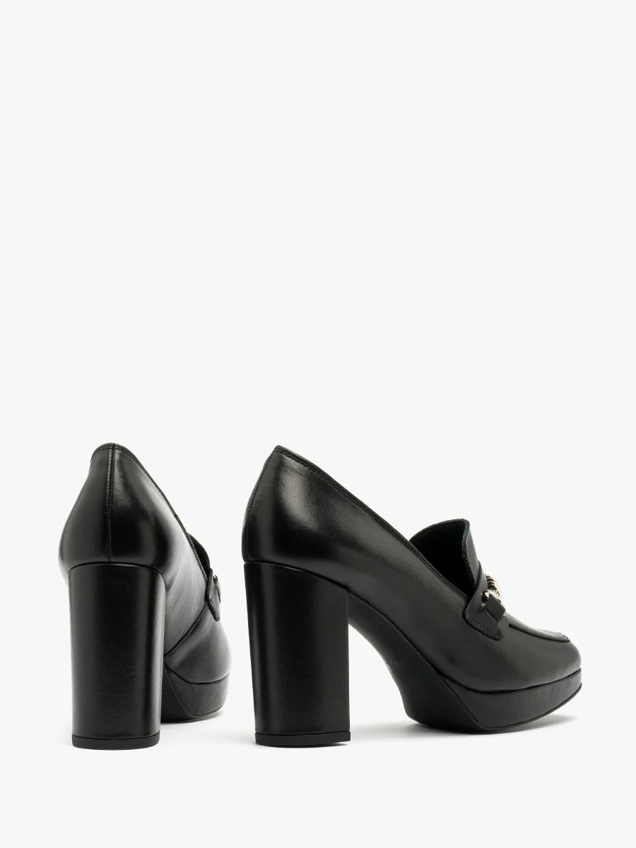 Czarne mokasyny na słupku