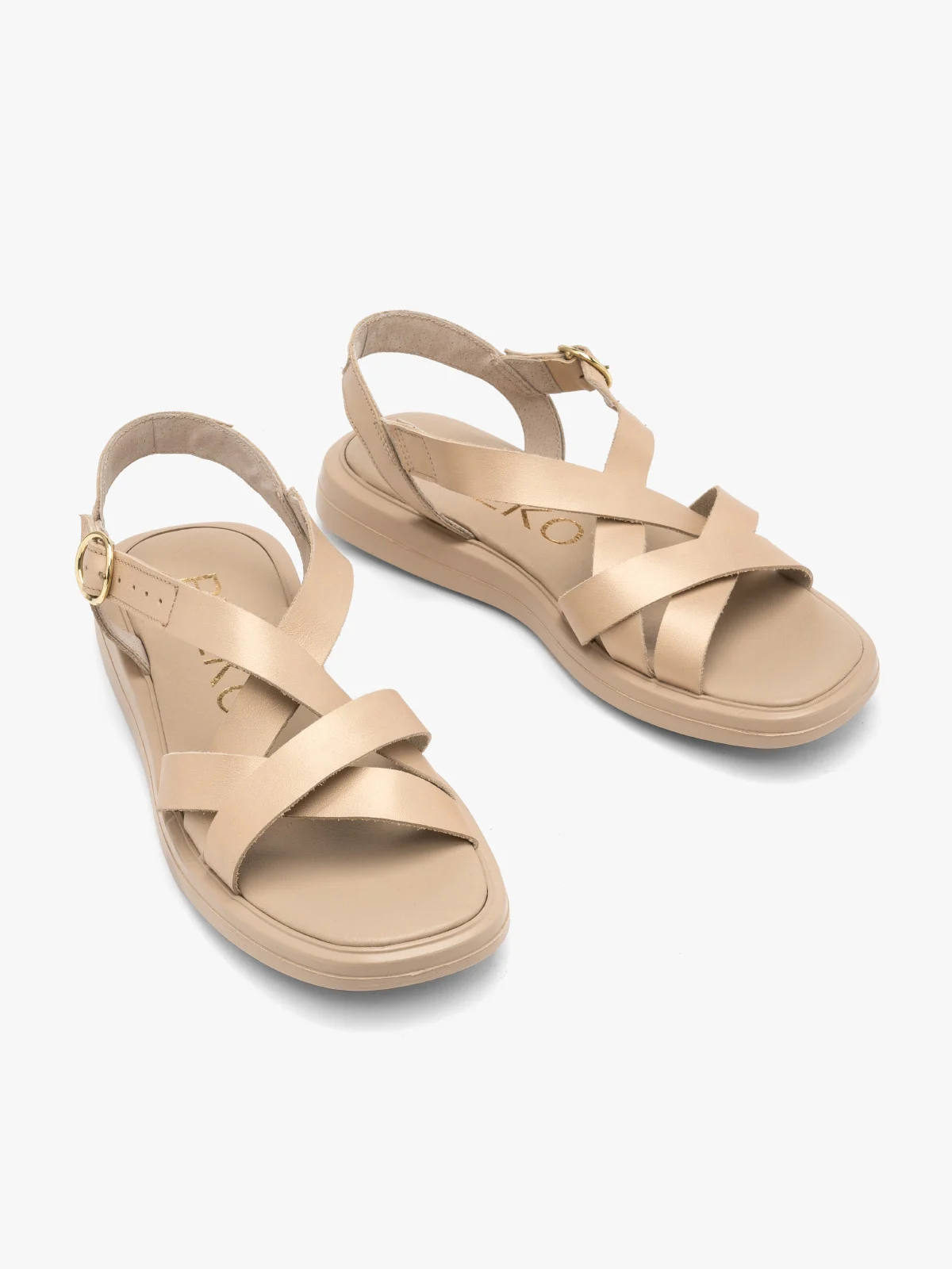 Złote sandały z ozdobnych paseczków