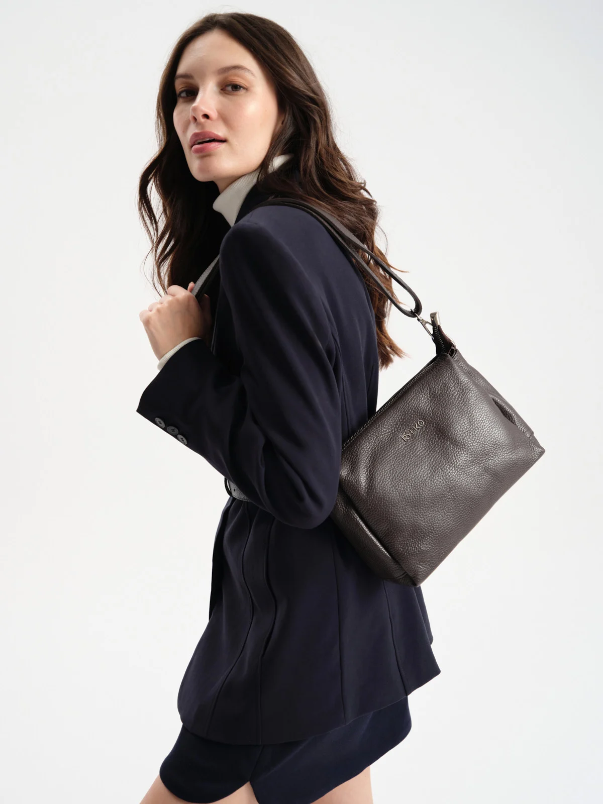 Ciemnobrązowa torebka listonoszka z regulowanym paskiem