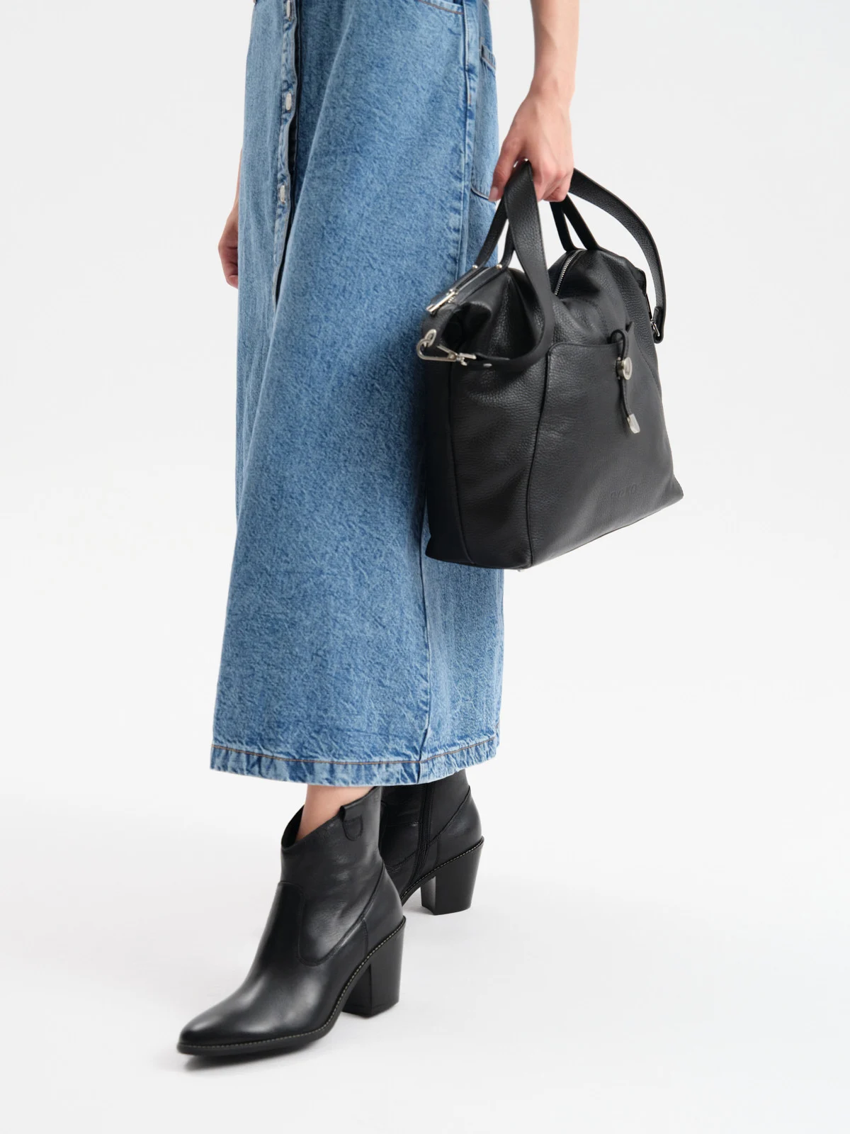 Czarne botki typu kowbojki z ozdobną cholewką