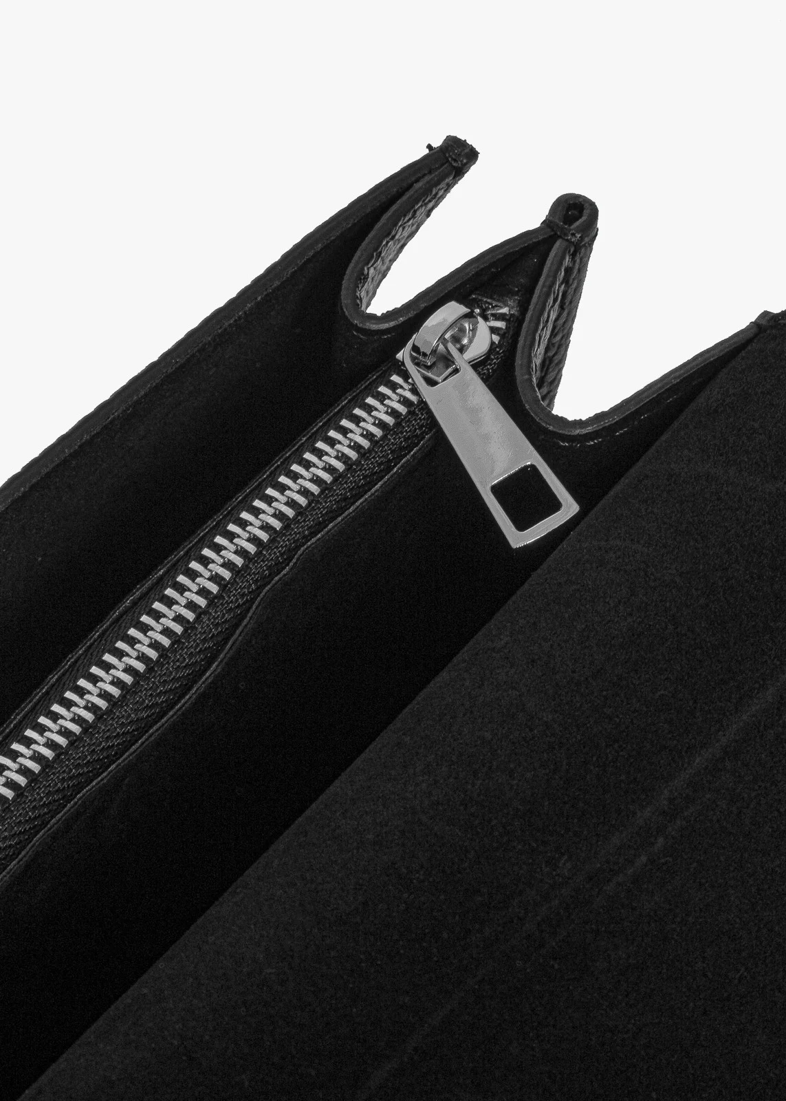 Elegancka, czarna torebka z łańcuszkiem oraz wygodną rączką