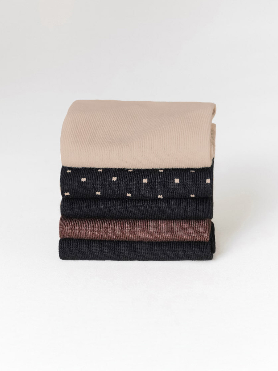 Czarne skarpety w beżowe kropki z falbanką