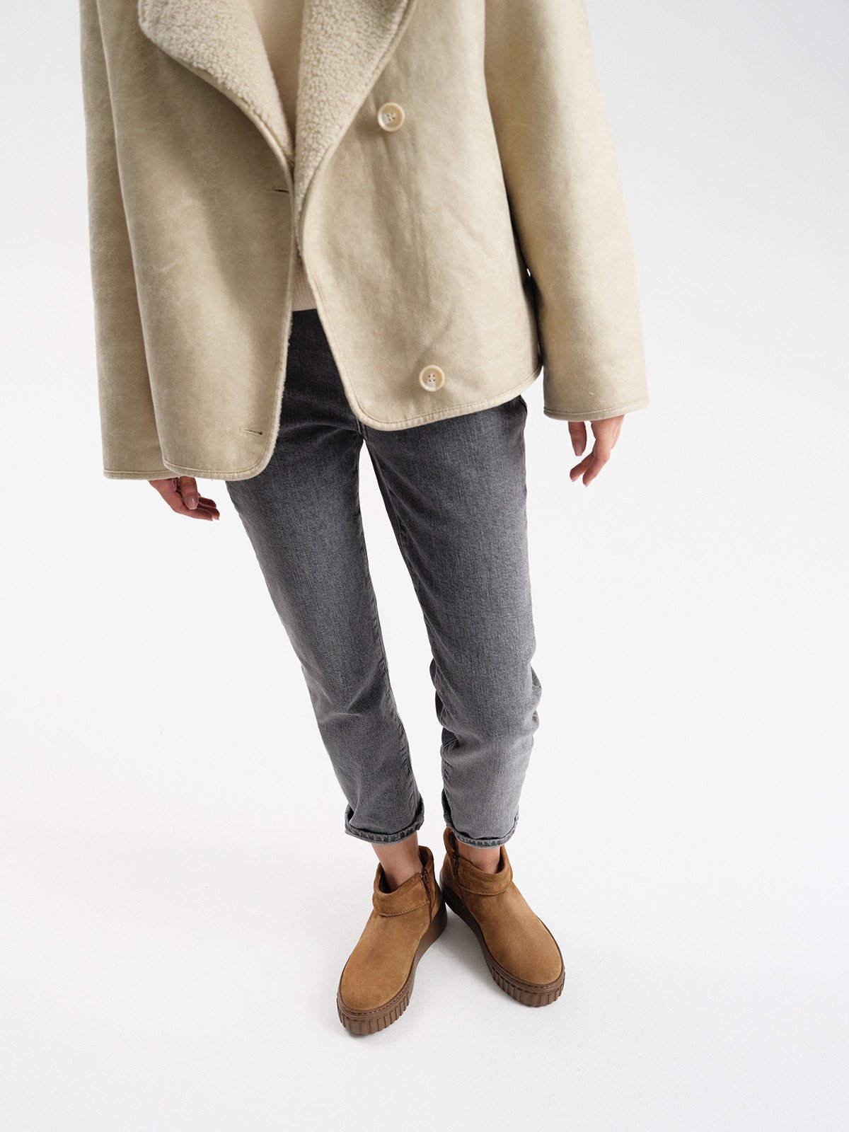 Rude, welurowe śniegowce na lekkim spodzie