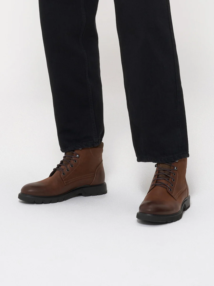 Brązowe trzewiki męskie z łączonych skór