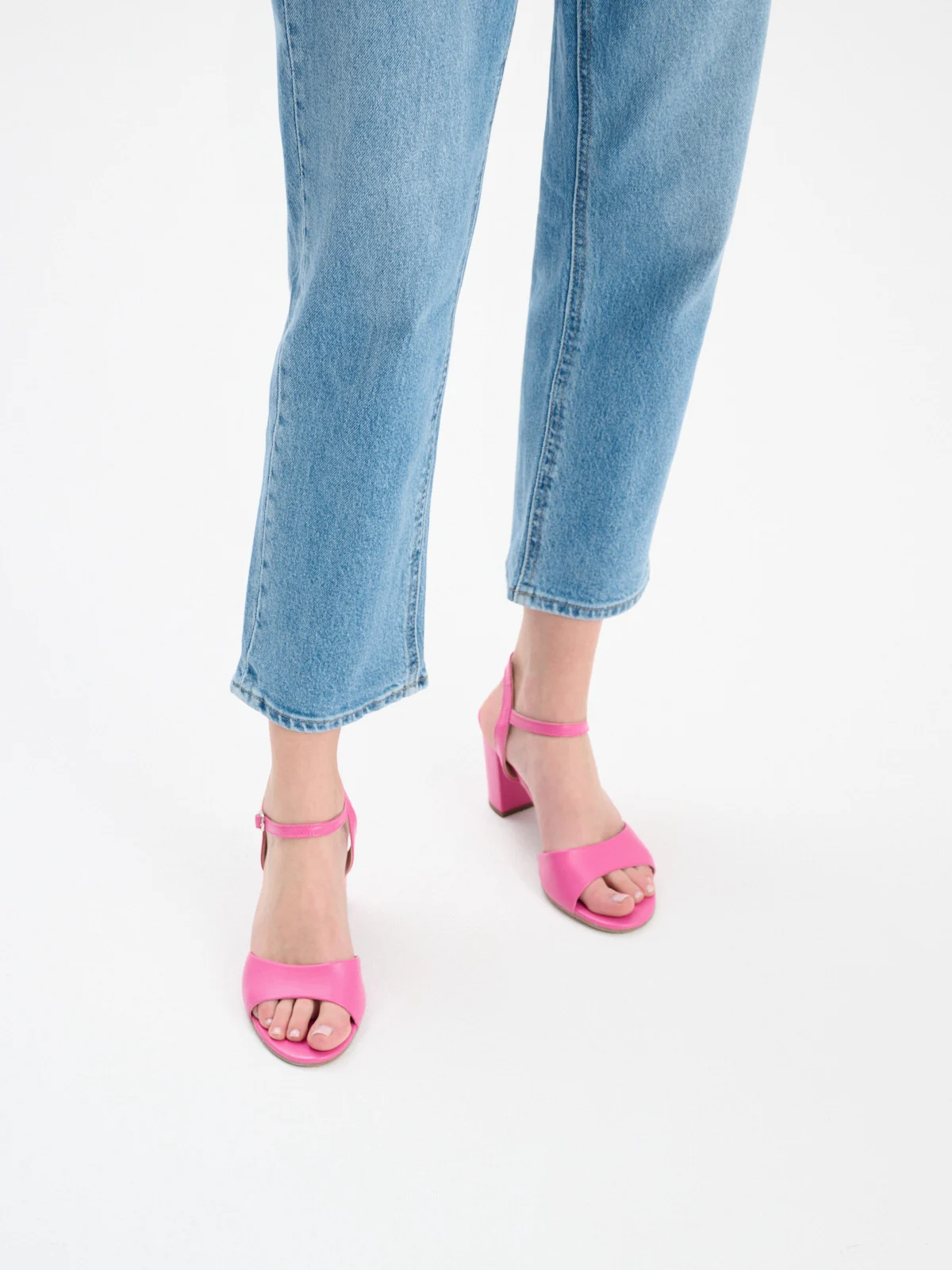 Sandały w kolorze fuksji na słupku