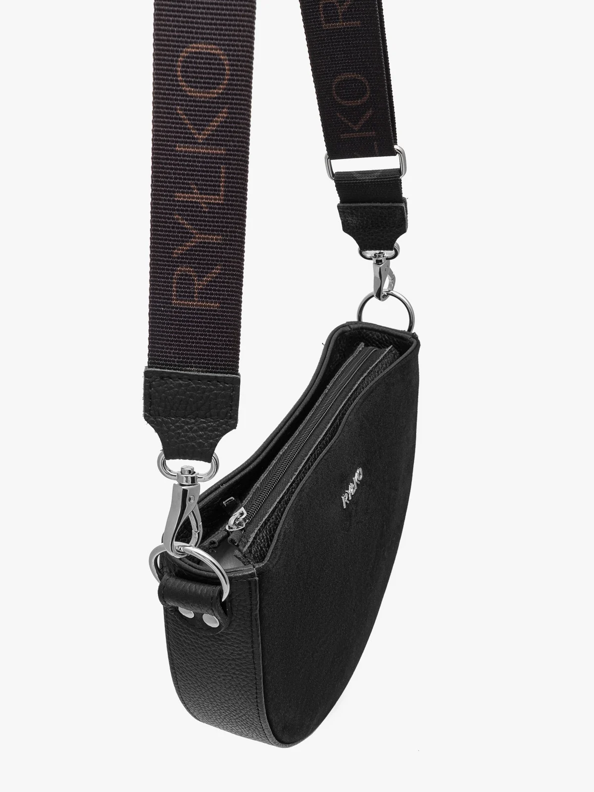 Mała, czarna torebka na szerokim pasku z taśmy