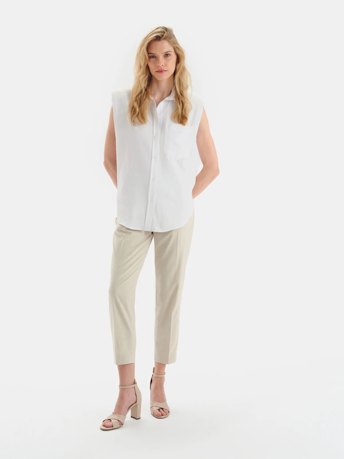 Beżowe sandały na wysokim słupku