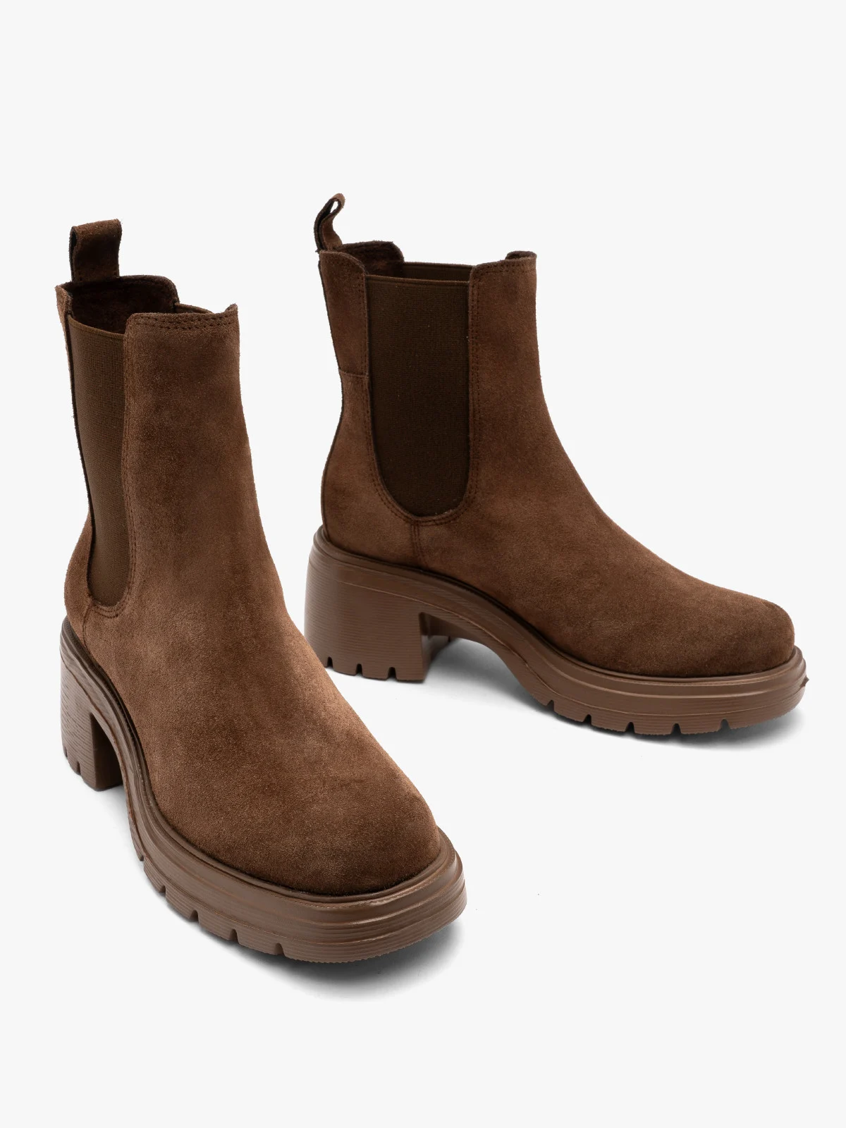 Welurowe, brązowe sztyblety damskie na masywnym spodzie