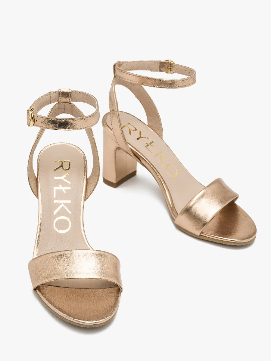 Platynowe sandały na słupku