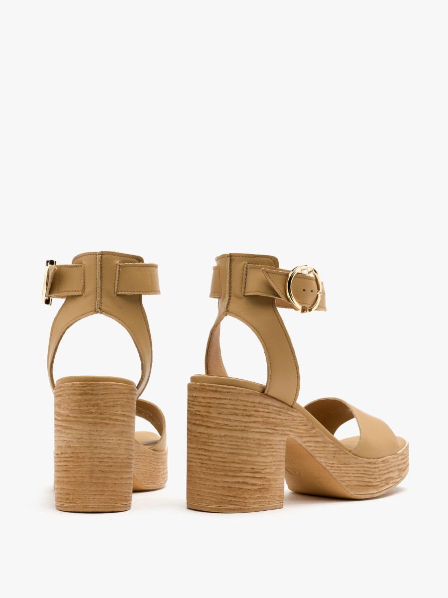 Beżowe sandały na balu