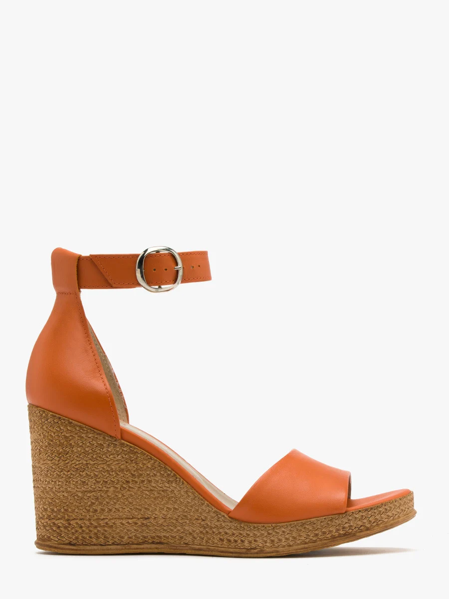 Dwuczęściowe pomarańczowe sandały na koturnie