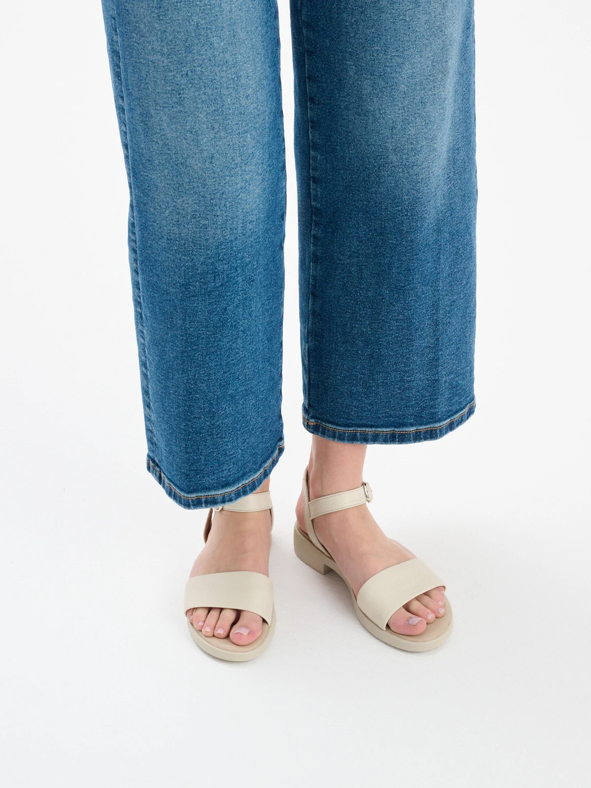 Kremowe sandały na lekkiej podeszwie