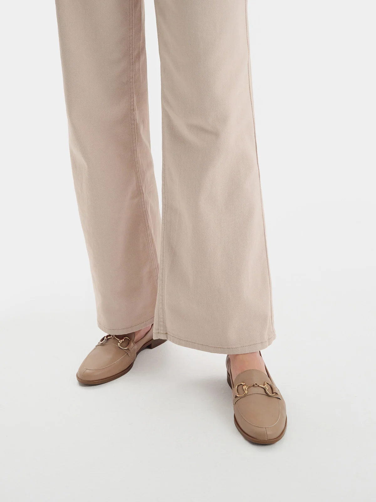 Beżowy mokasyn z miedzianą ozdobą na cholewce