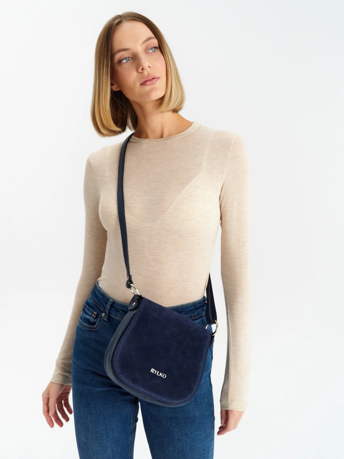 Granatowa torebka typu listonoszka z klapą