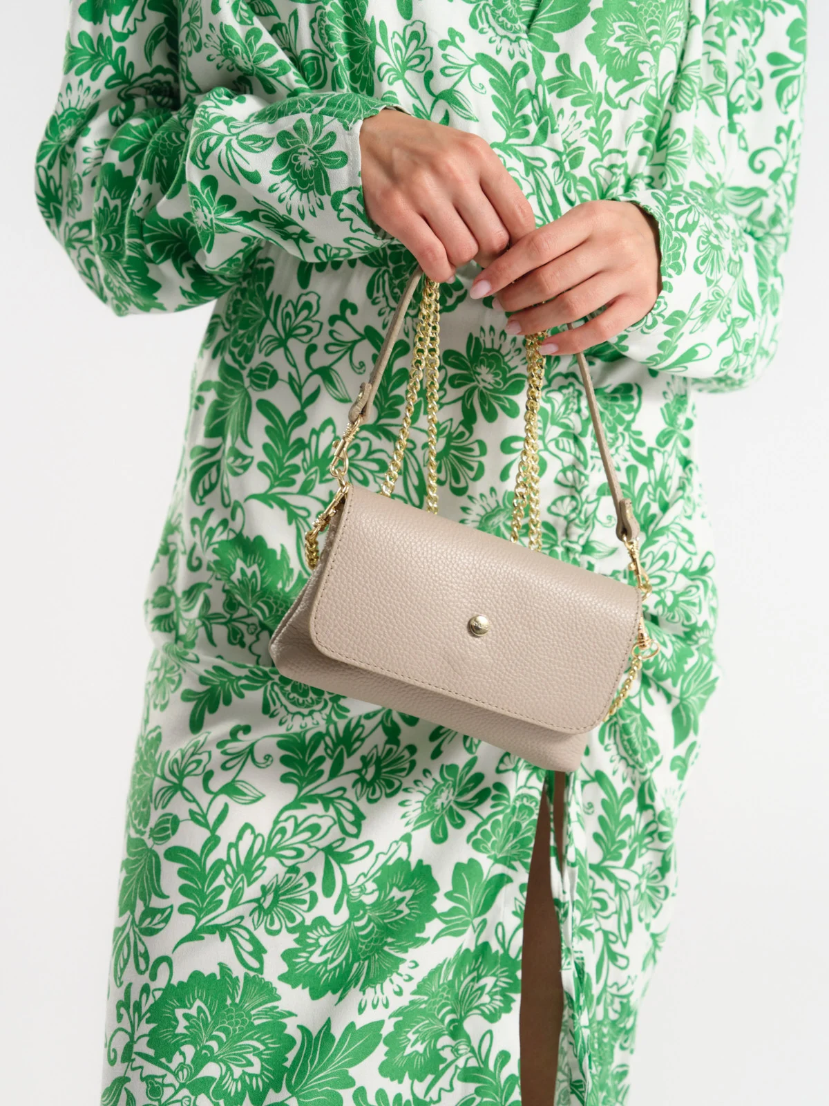 Beżowa, elegancka torebka ze złotym łańcuszkiem