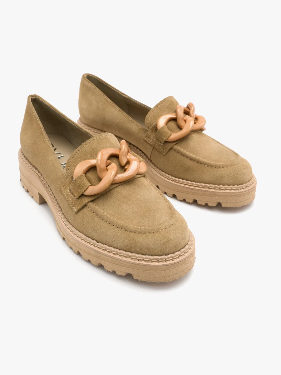 Oliwkowe mokasyny z łańcuchem