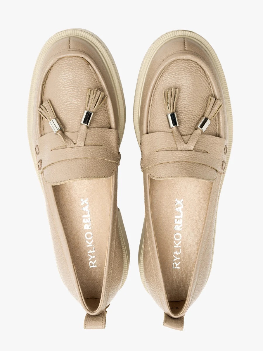 Beżowe mokasyny z ozdobnymi frędzlami