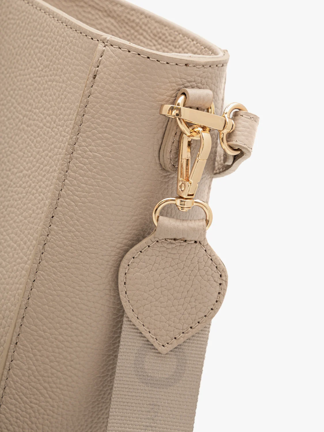 Beżowa torebka średniej wielkości