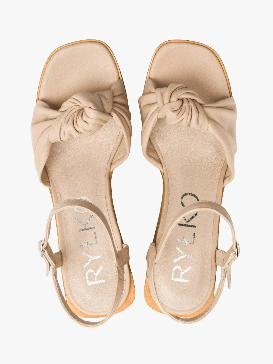 Beżowe sandały na koturnie z ozdobną cholewką