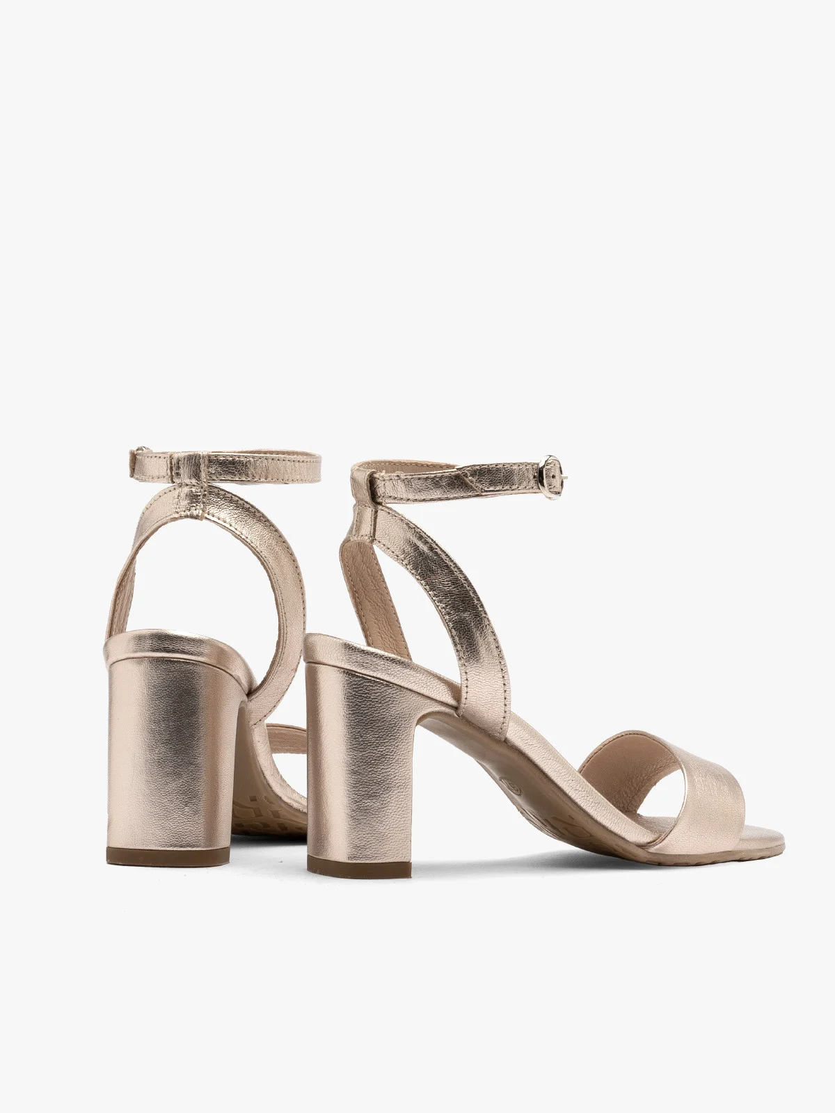 Platynowe sandały na słupku