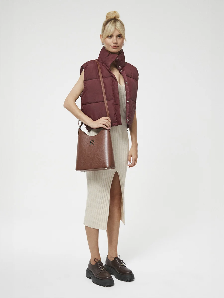 Ciemnobrązowe półbuty ze złotym logotypem