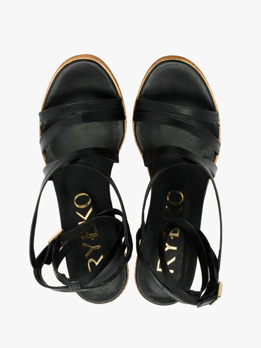 Czarne sandały na koturnie