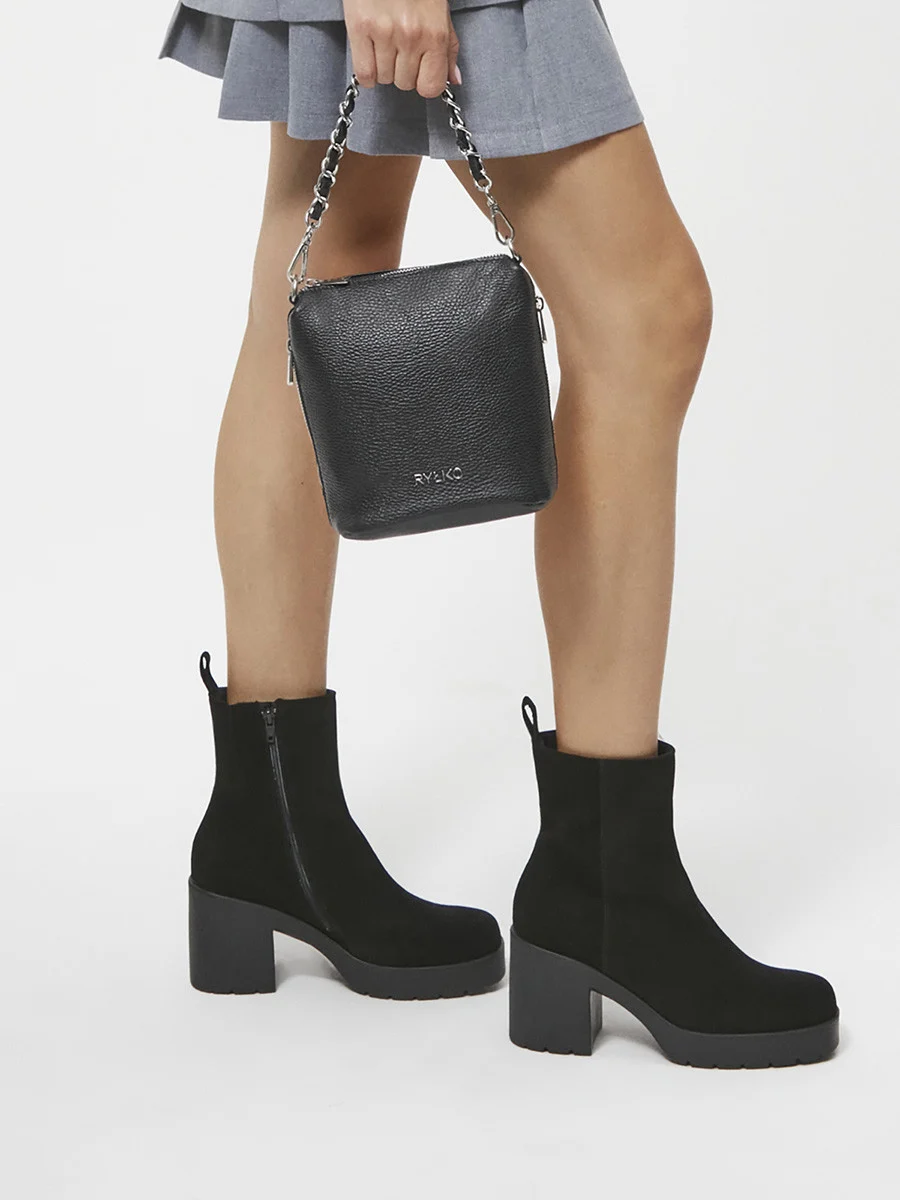 Czarne botki na masywnym obcasie