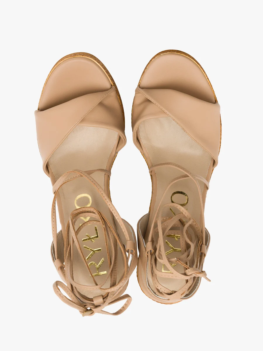 Beżowe sandały na wysokiej koturnie