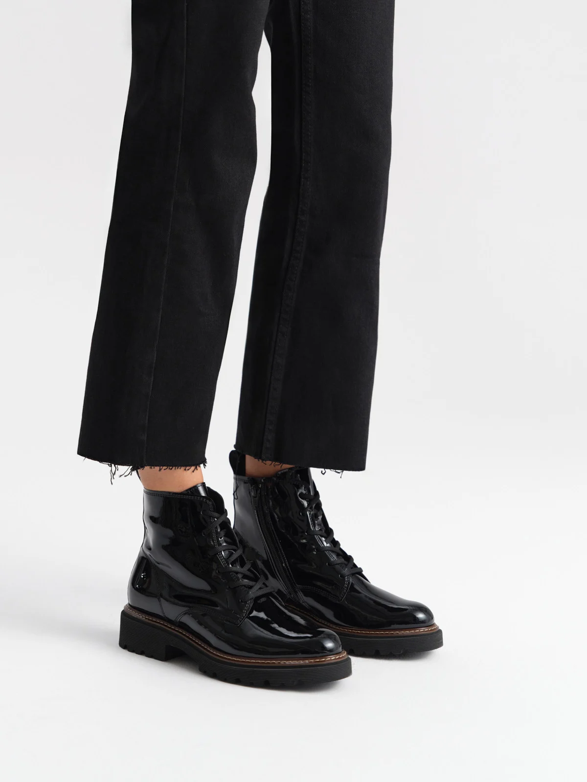 Lakierowane trzewiki damskie na traktorowym spodzie