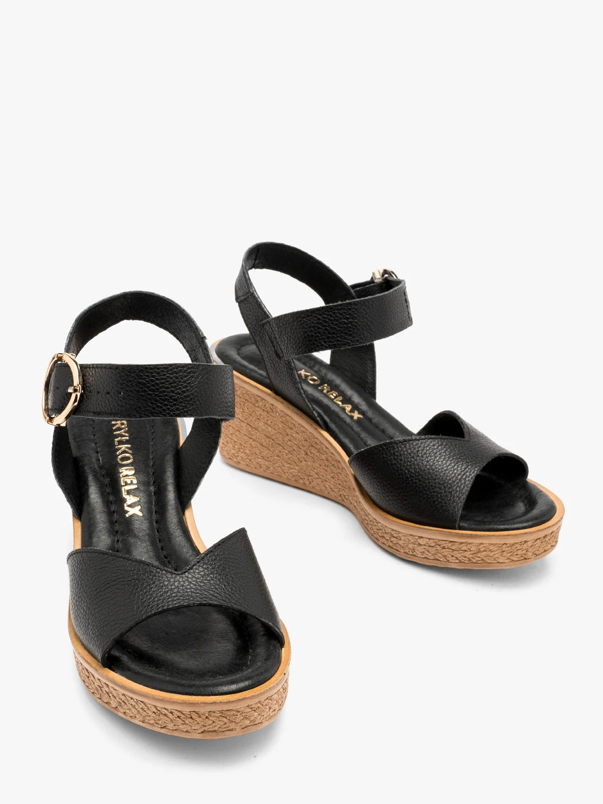 Czarne sandały na koturnie