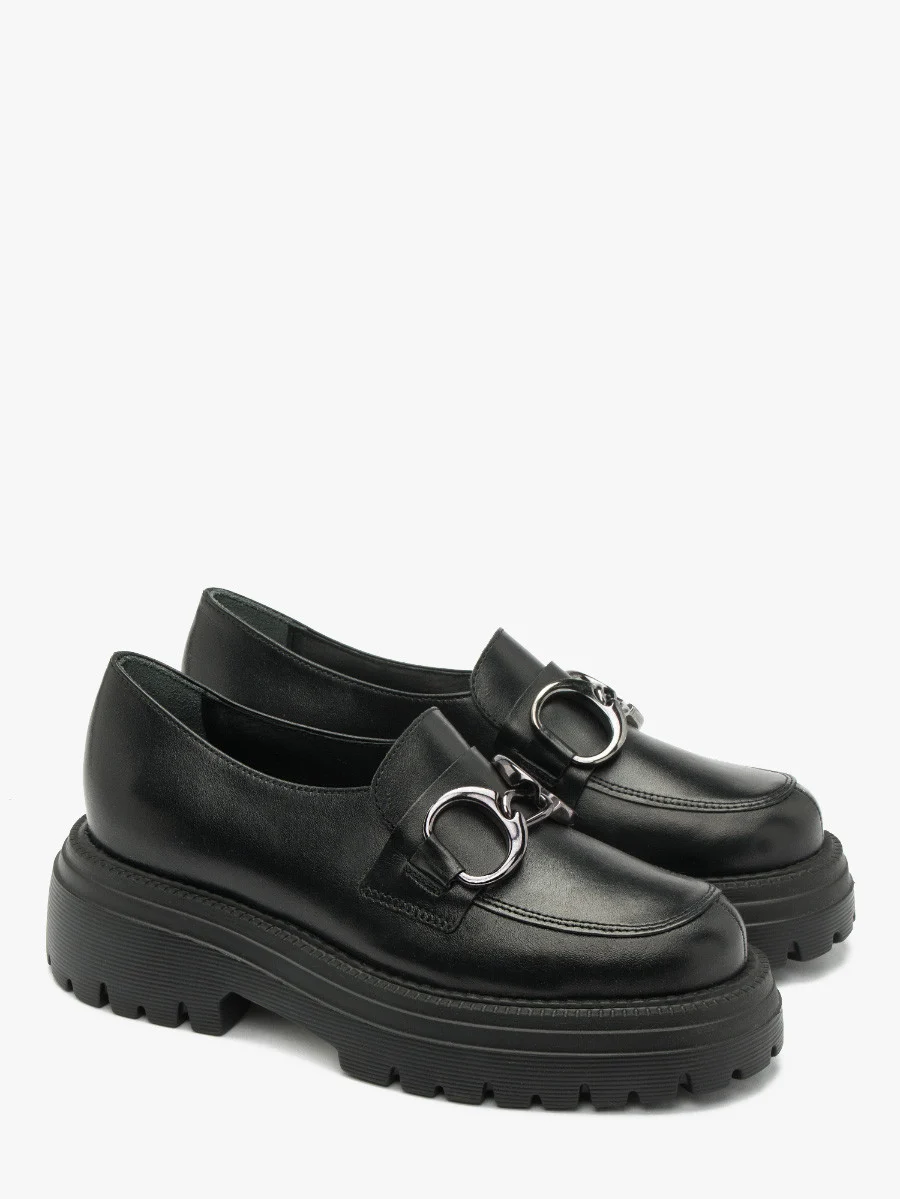 Czarne mokasyny z ozdobą na cholewce
