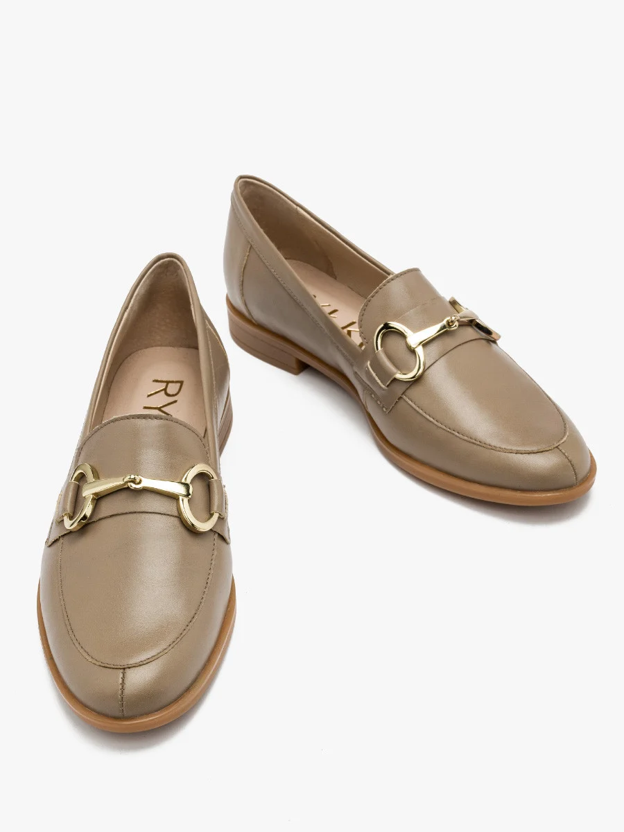 Beżowe mokasyny ze złotą ozdobą