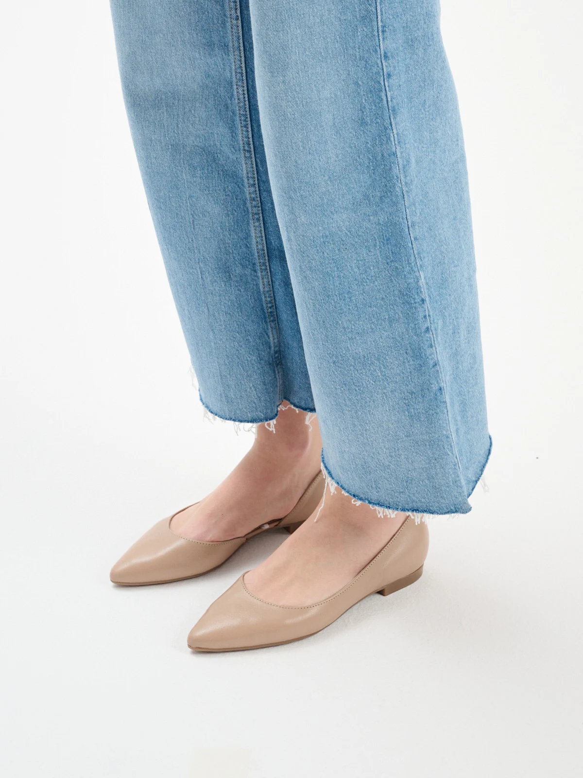 Beżowe baleriny z ozdobną cholewką