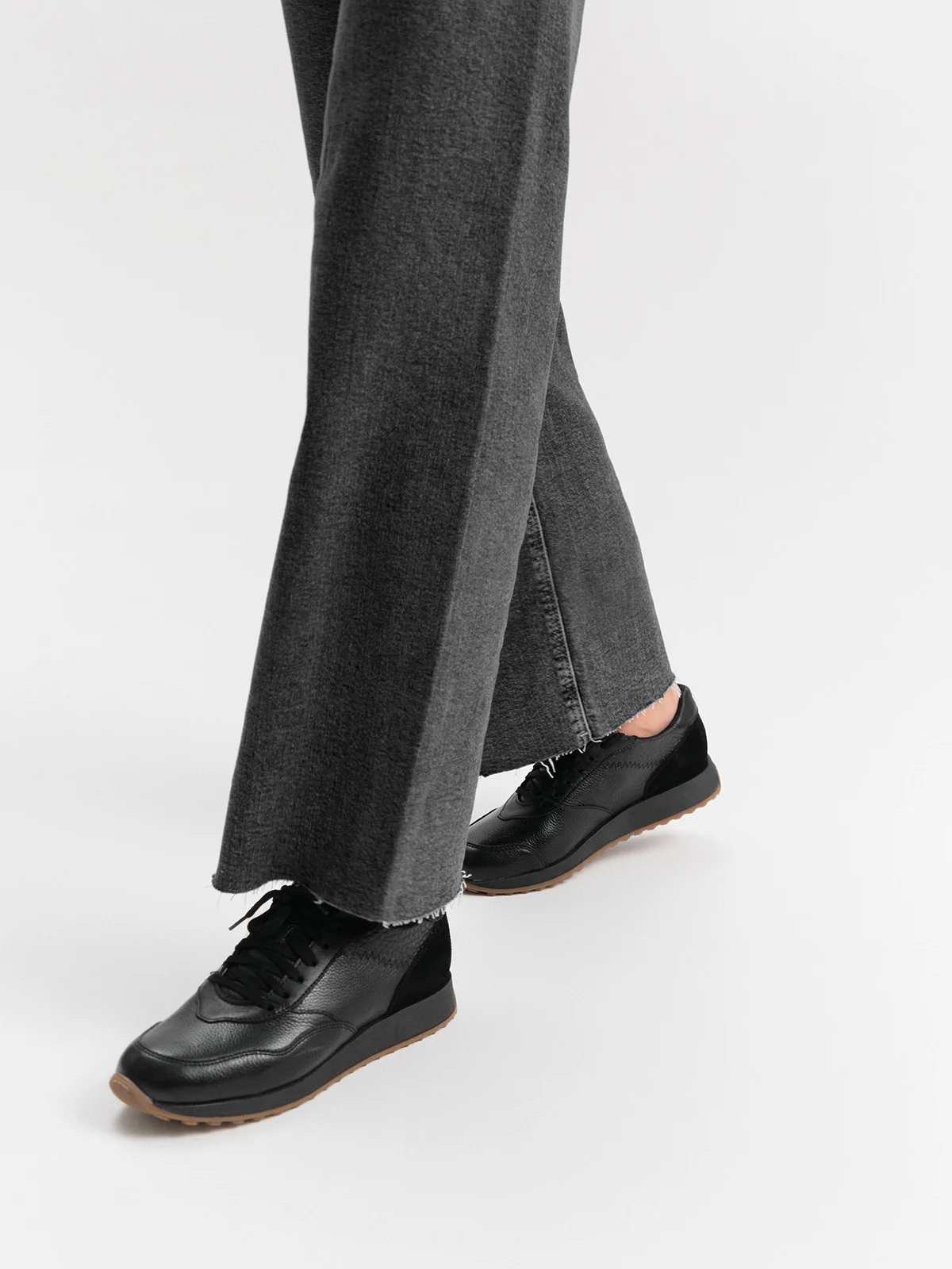 Czarne półbuty sportowe ze złotym logotypem na pięcie