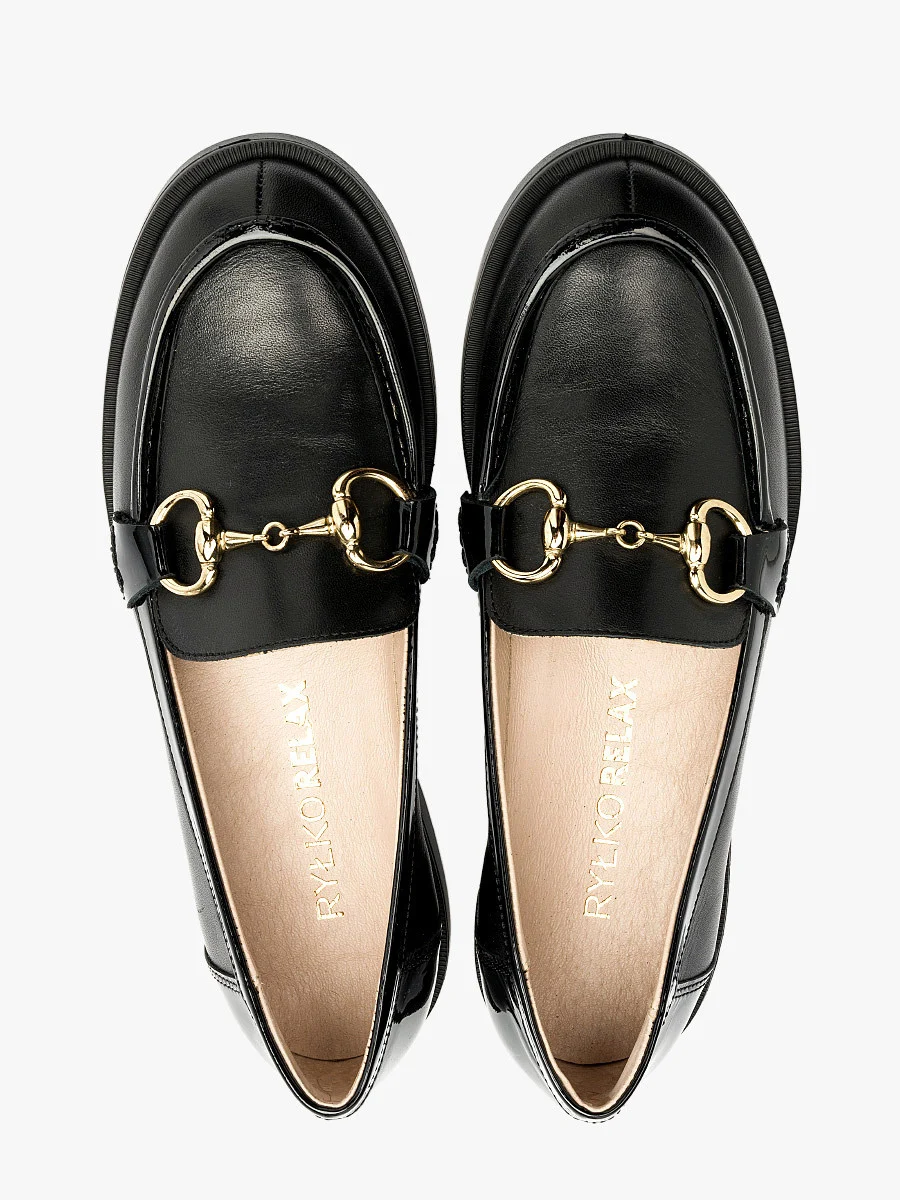 Czarne mokasyny ze złotą ozdobą